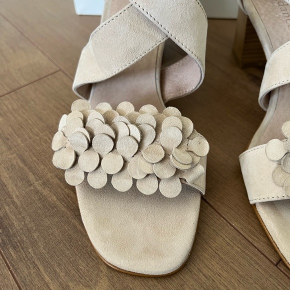 NEW Sundance catalogue cream beige petal suede sandals 40 - Picture 2 of 6